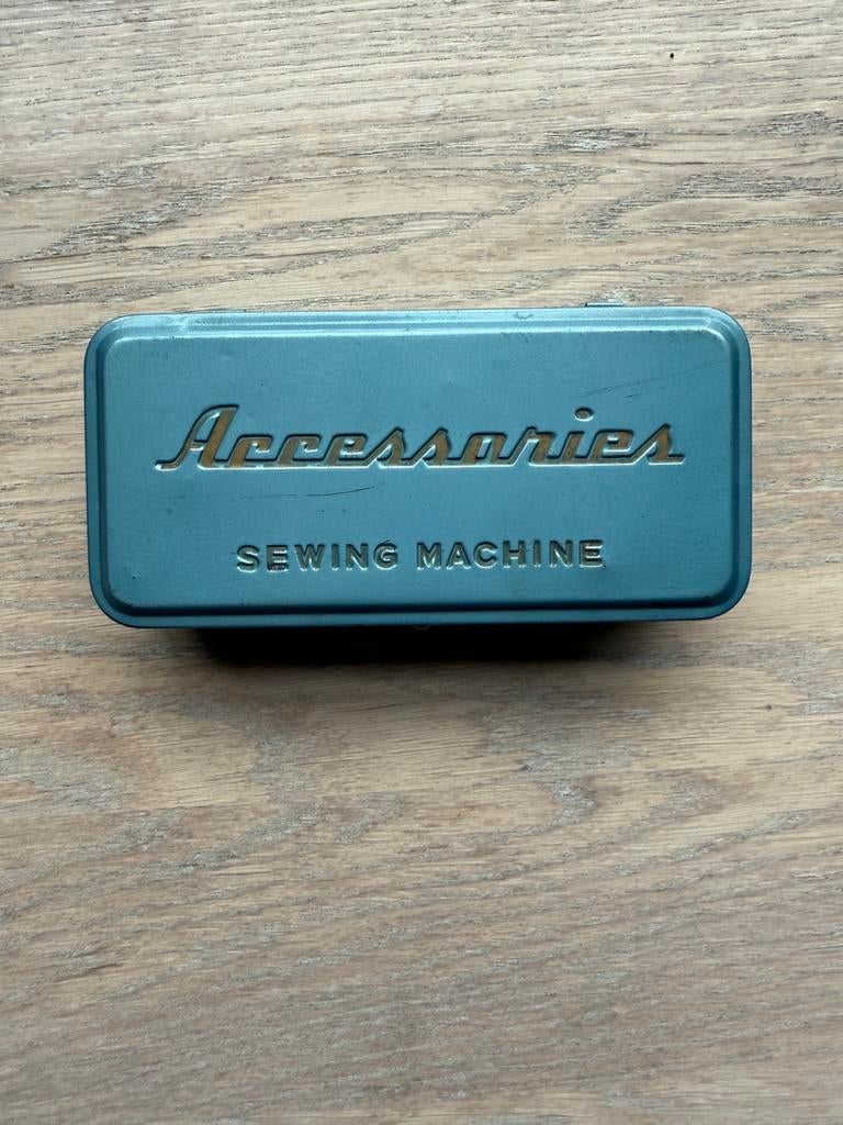 Vintage Naaimachine Doos met Inhoud, Ophalen