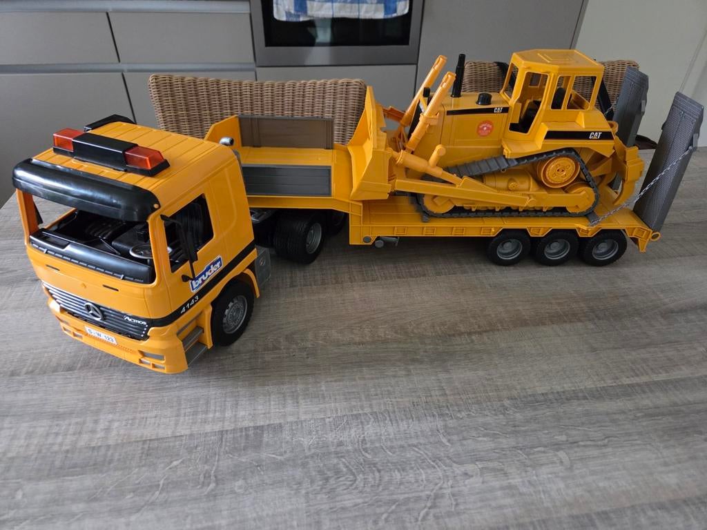 Bruder vrachtwagen mercedes actros met dieplader en cat bull, Ophalen