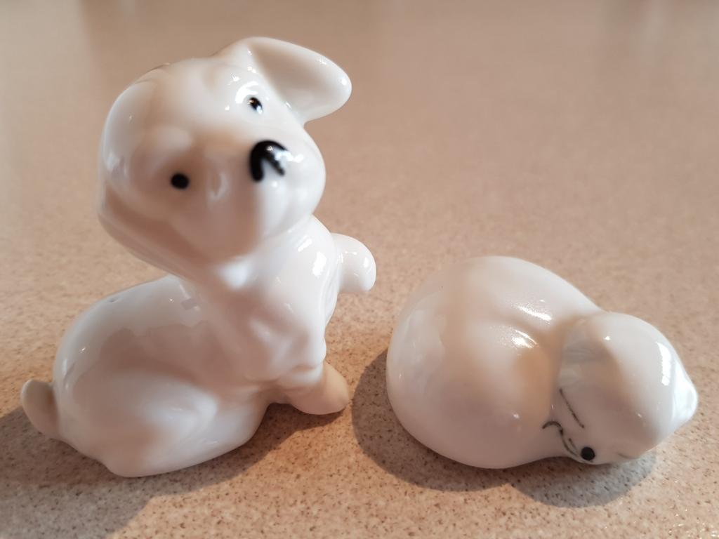 Wit porselein hond en kat; samen €3, Ophalen of Verzenden, Zo goed als nieuw, Dier