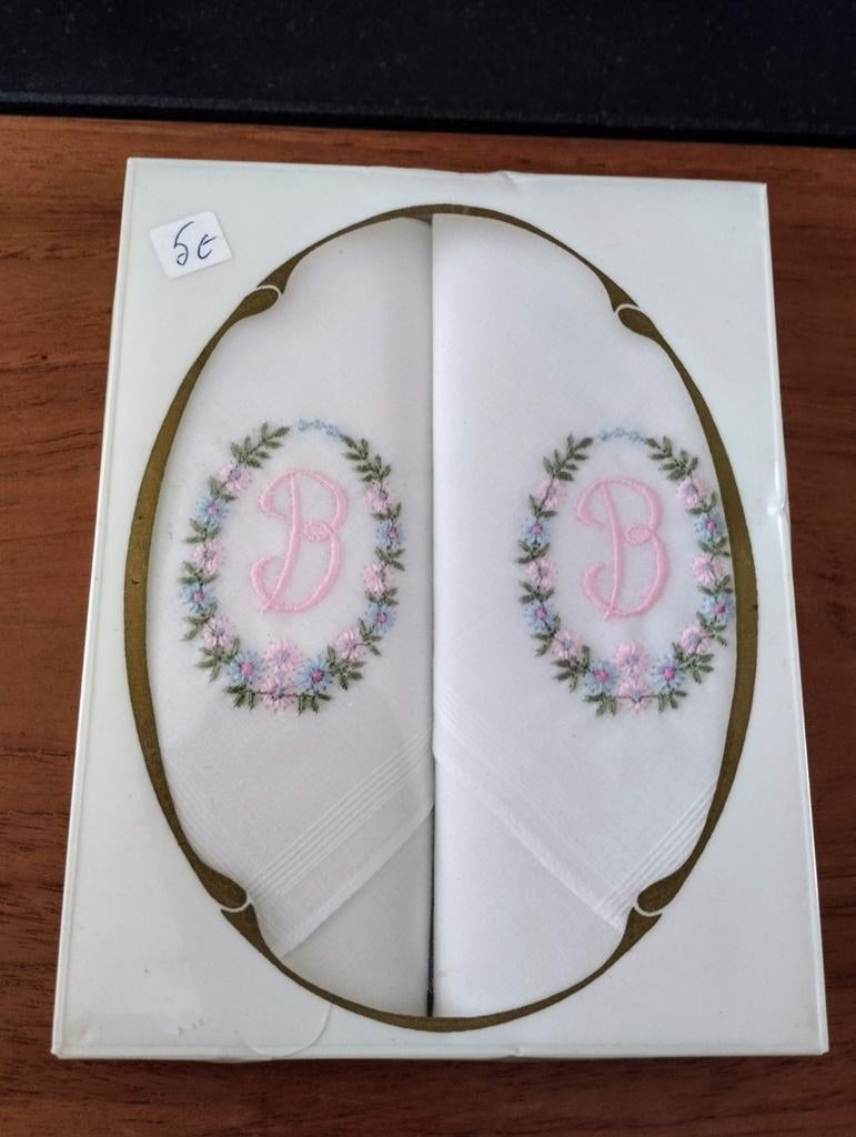 1 boîte NEUVE de 2 mouchoirs avec la lettre B, Enlèvement, Neuf