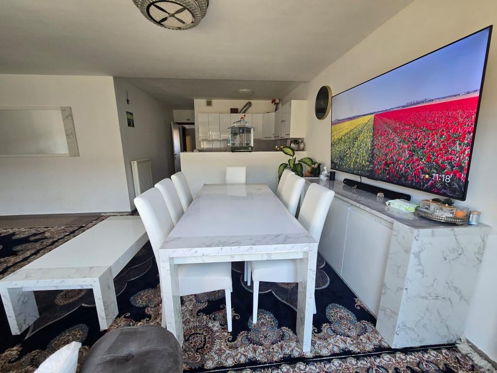 Ensemble complet et élégant : table à manger avec chaises, t, Enlèvement ou Envoi