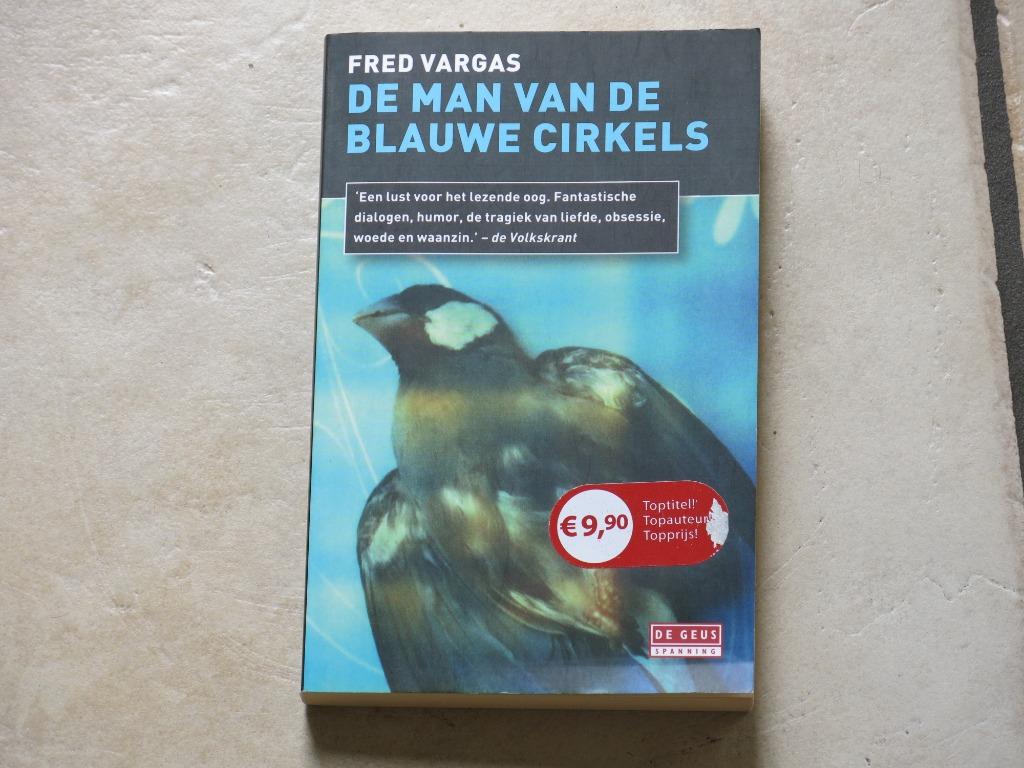 Een thriller boek De man van de blauwe cirkels, als nieuw, Ophalen, Zo goed als nieuw, Fred Vargas