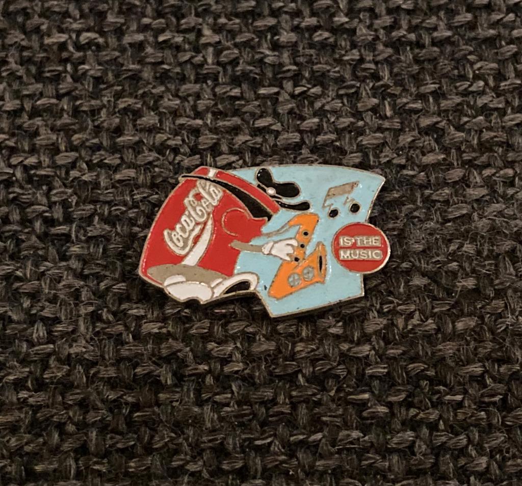 PIN - COCA COLA - COCA COLA IS THE MUSIC - SAX - SAXOFOON, Collections, Envoi, Utilisé, Marque, Insigne ou Pin's