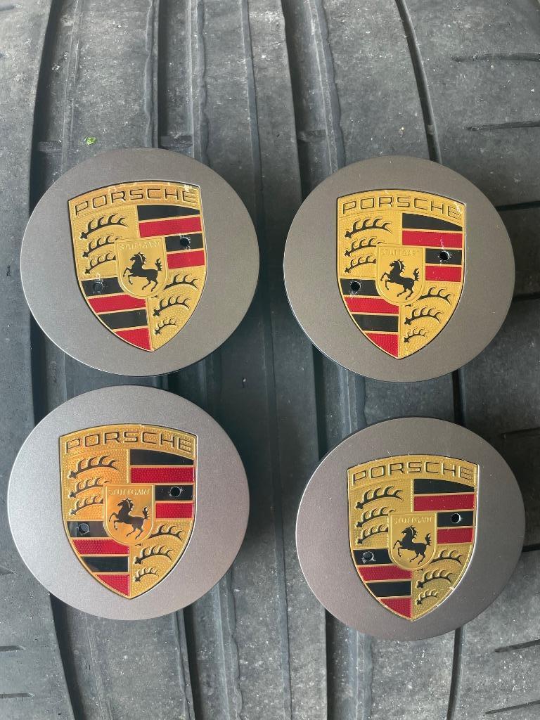 4 x originele Porsche naafkap met gekleurd logo, Enlèvement ou Envoi, Utilisé
