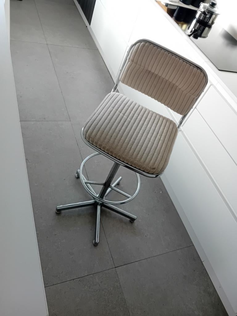 Deux tabourets de bar en tissu blanc côtelé chromé, Maison & Meubles, Tabourets de bar, Enlèvement