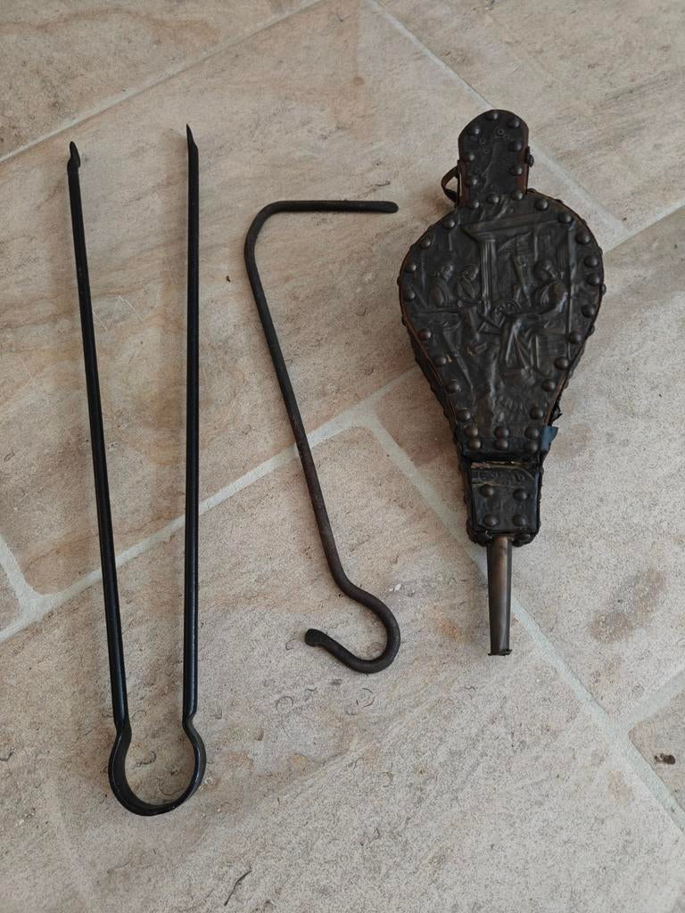 un ensemble d'outils de cheminée anciens ou vintage, Enlèvement