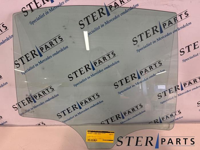 Vitre portière 4portes arrière droite d'un Mercedes C-Klas, Enlèvement ou Envoi, 3 mois de garantie, Utilisé, Mercedes-Benz