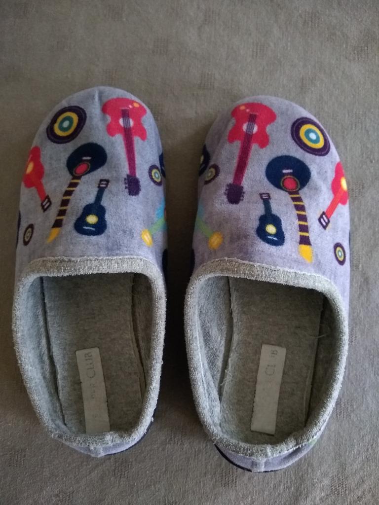 maat 33 Slipper Club pantoffels met gitaartjes, Ophalen of Verzenden, Gebruikt