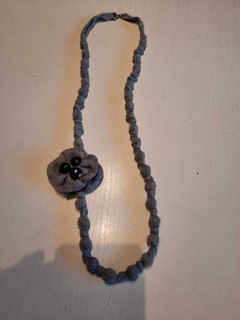 Mooie lange ketting, Handtassen en Accessoires, Kettingen, Ophalen of Verzenden, Grijs