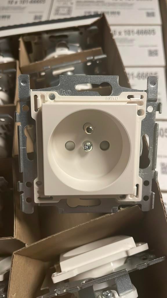 Stopcontacten (wit of enkel sokkel ), Doe-het-zelf en Bouw, Elektriciteit en Kabels, Ophalen of Verzenden, Nieuw, Stopcontact