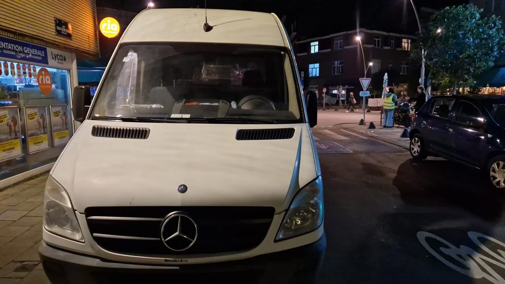 Mercedes 310, Zwart, 4 cilinders, Wit, Particulier