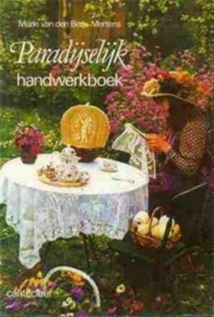 Paradijselijk handwerkboek, Boeken, Ophalen of Verzenden, Gelezen, Borduren en Naaien