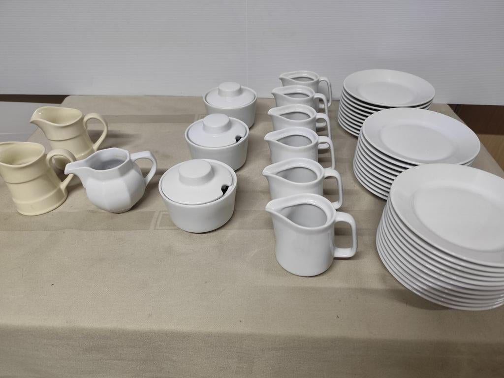 Verschillende melk- en suikerpotjes. Borden 15 cm doormeter, Enlèvement, Assiettes(s)