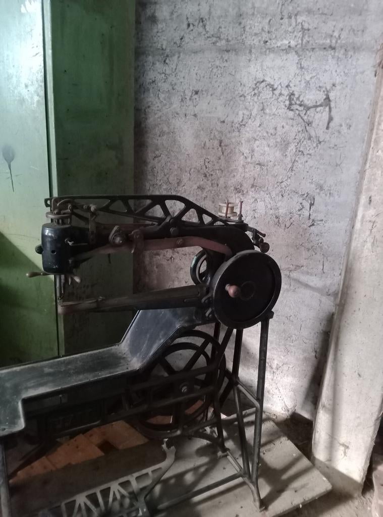 Antieke naaimachine Pfaff, Ophalen