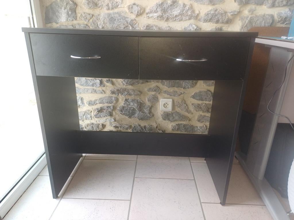 Bureau neuf +chaise sur roulettes, Neuf