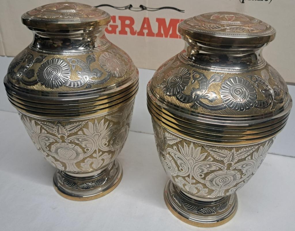 Asurnen, 2 eervolle gedetailleerde metalen urnen, Antiek en Kunst, Curiosa en Brocante, Ophalen