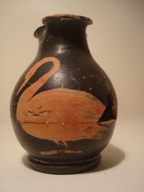 Archéologie - OENOCHOE décorée d'un cygne emblème de Zeus, Enlèvement