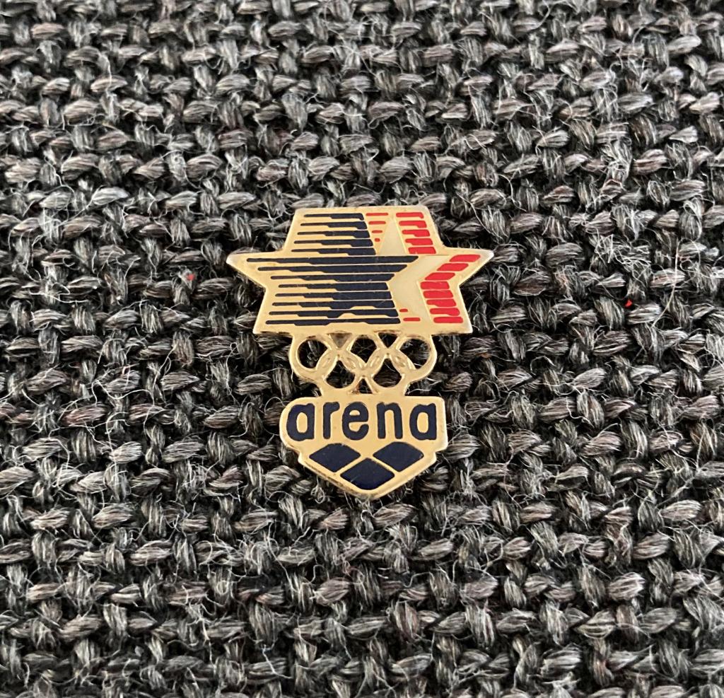 PIN - ARENA - OLYMPISCHE SPELEN - JEUX OLYMPIQUES, Envoi, Utilisé, Sport, Insigne ou Pin's