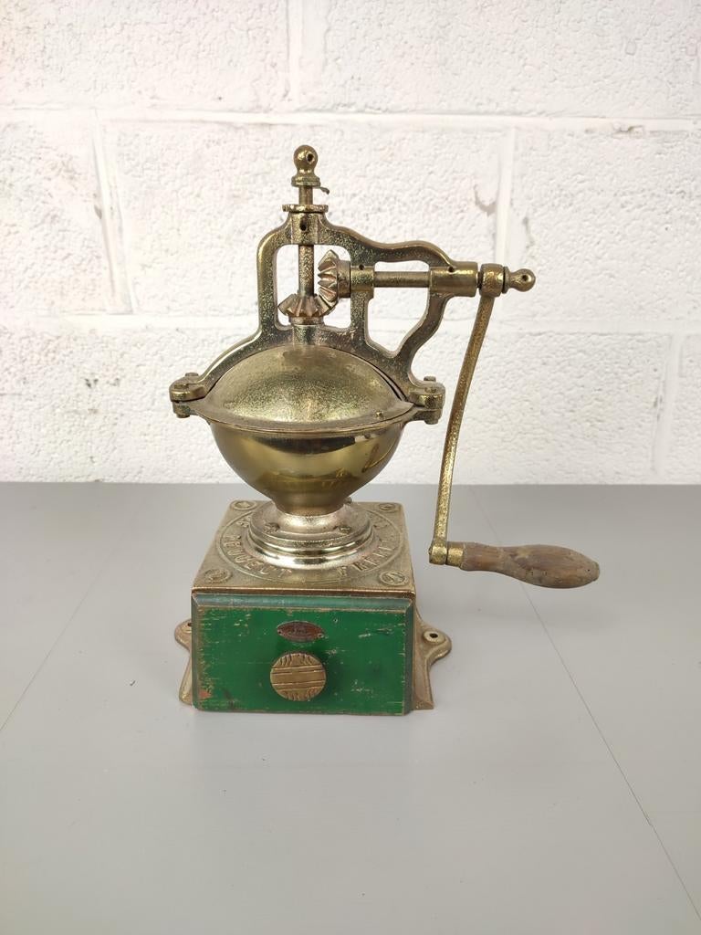 Grote verkoperde koffiemolen Peugeot, Enlèvement