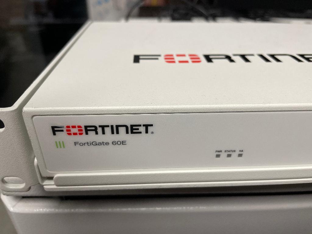 Firewall FortiGate 60E, Enlèvement, Comme neuf, Routeur, Autre