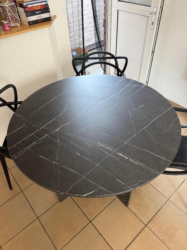 Table de salle à manger ronde dia. 110 cm effet marbré noire, 100 à 150 cm, Quatre personnes, Rond, Comme neuf
