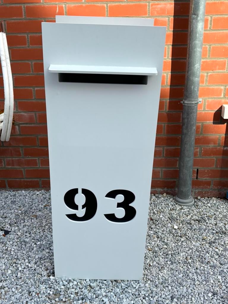 Brievenbus nummer 93, Ophalen, Zo goed als nieuw, Staal, Staande brievenbus