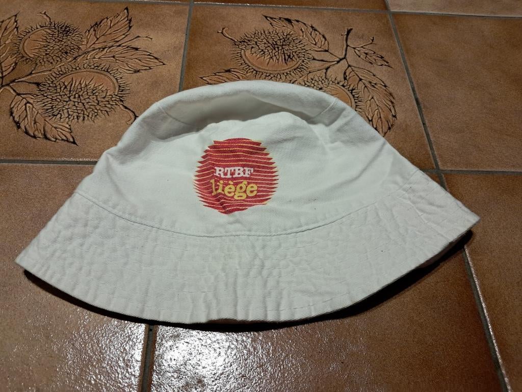 Bob blanc RTBF Liège 57cm, Garçon ou Fille, Enlèvement ou Envoi, Chapeau, Utilisé