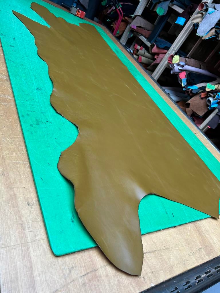 Olijf groen kalfs halve huid 1.5 mm dikte iets stug&glad A52, Ophalen of Verzenden, Zo goed als nieuw, Groen