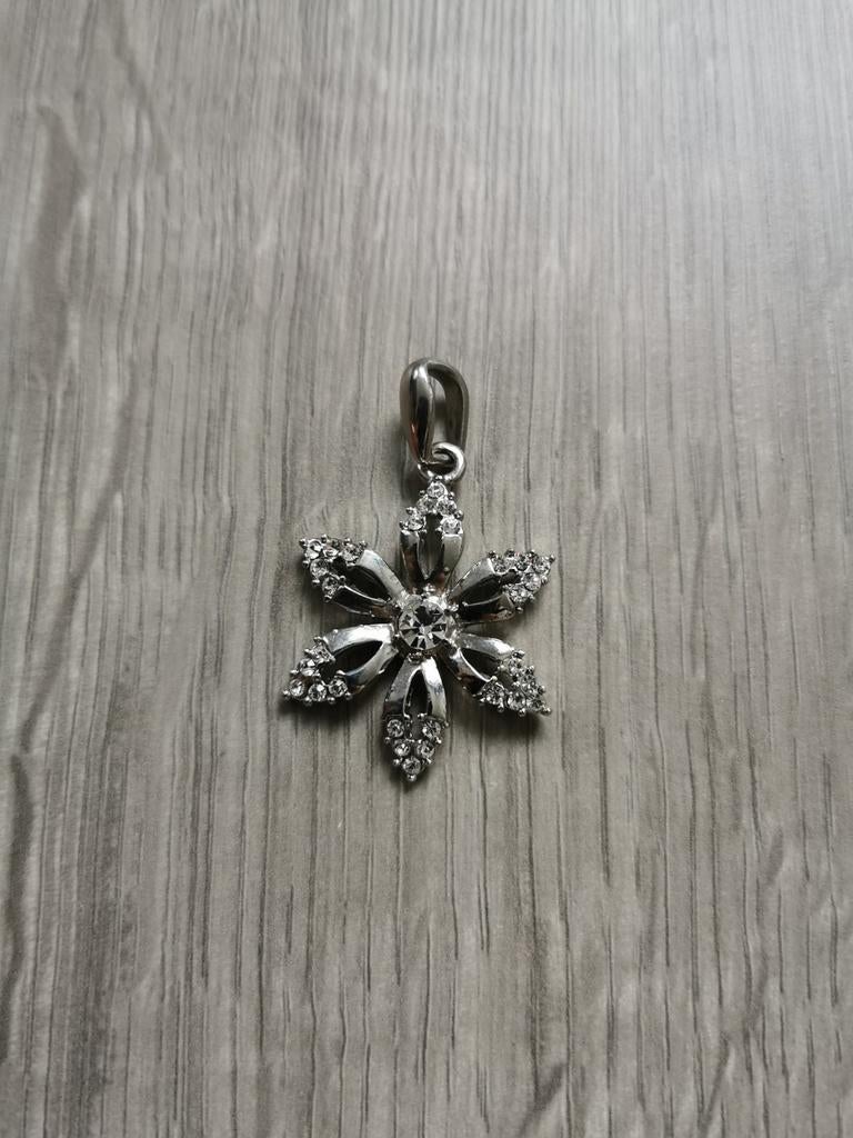 Hangertje bloem - 3 cm, Ophalen of Verzenden, Zo goed als nieuw, Bloem of Plant, Zilver