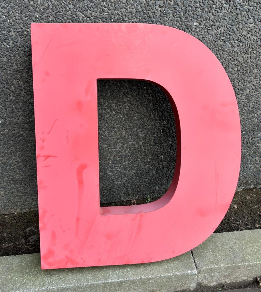 Rode zinken letter D, gevelletter, Aalst, Ophalen, Gebruikt, Reclamebord