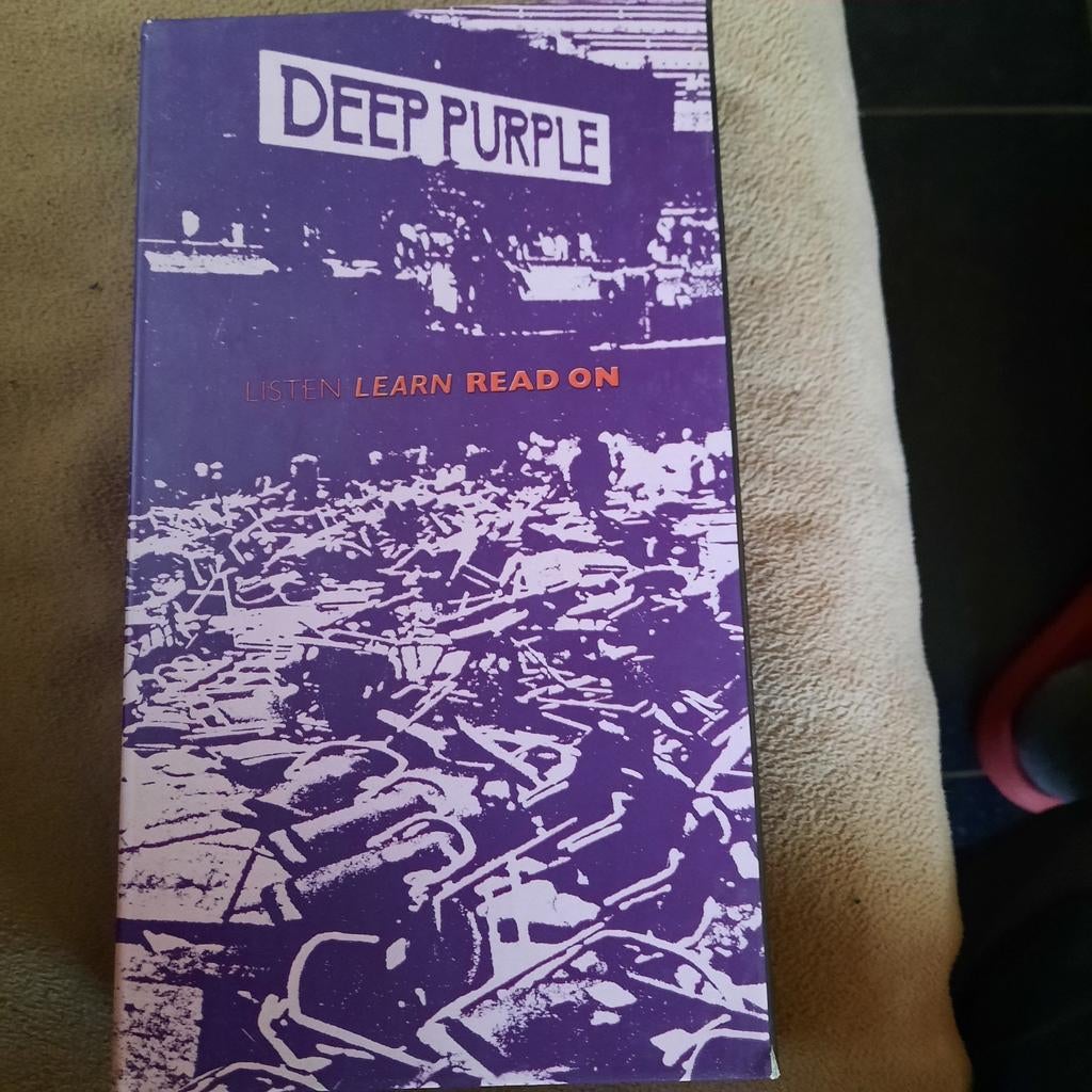 Violet foncé. CD - livre. Dans un joli couvercle qui s'ouvre, Enlèvement ou Envoi