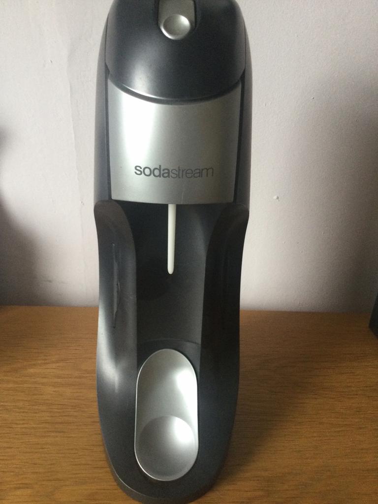 Machine à eau pétillante sodastream avec cartouche, Comme neuf