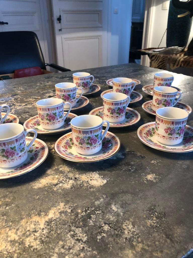 VINTAGE RETRO SERVIES KOP EN SCHOTEL  OOSTERS FEEST, Ophalen of Verzenden, Zo goed als nieuw, Overige stijlen, Kop(pen) en/of Schotel(s)