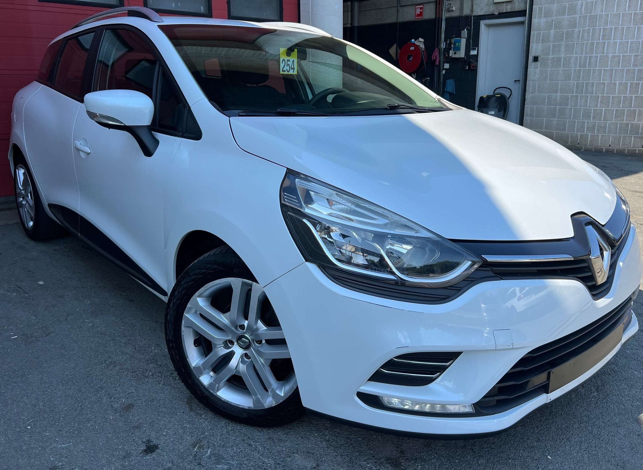 Renault Clio 1.2i Limited + CLIM + NAVIGATION (bj 2017), Auto's, Gebruikt, Euro 6, 4 cilinders, Wit
