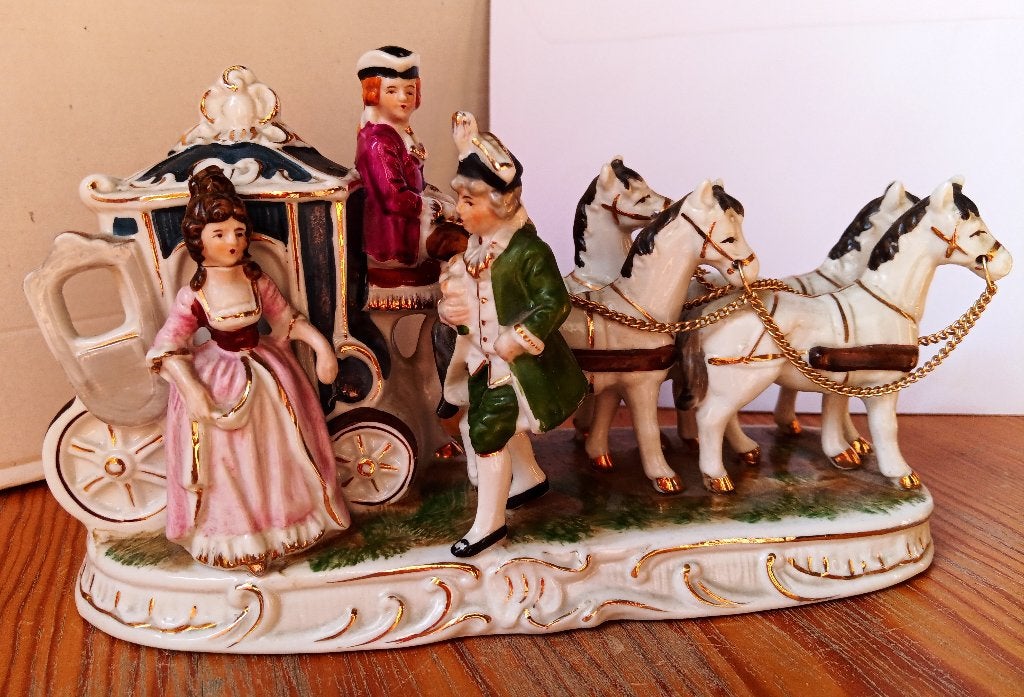 rijtuig en gespan met 4 paarden - beeldje in biscuit, Verzamelen, Beelden en Beeldjes, Ophalen, Zo goed als nieuw, Overige typen