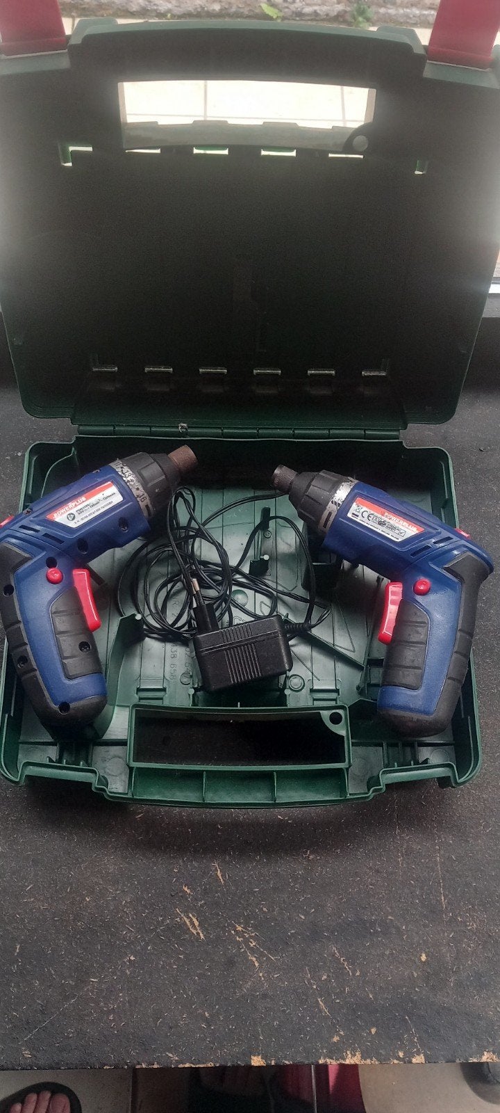 2 accu schroefmachienes +lader en opbergkoffer, Doe-het-zelf en Bouw, Ophalen of Verzenden