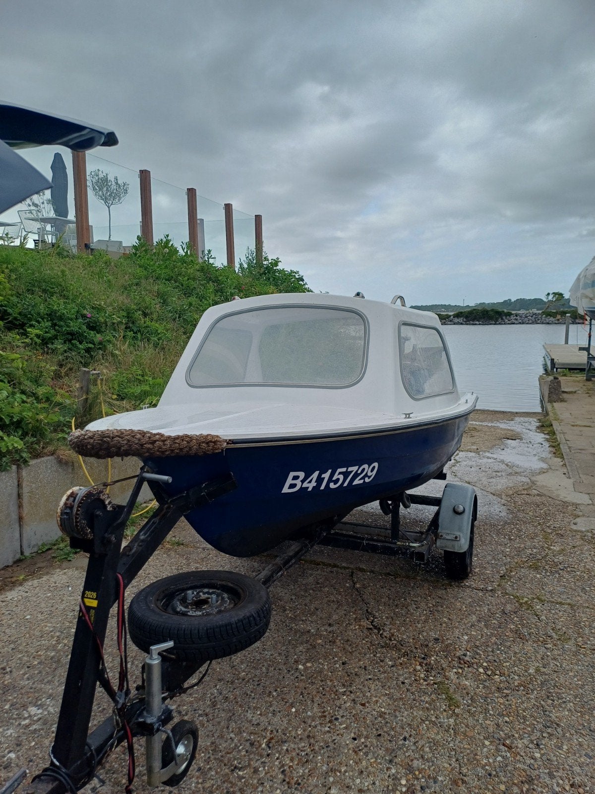 Kajuitbootje met trailer, Ophalen