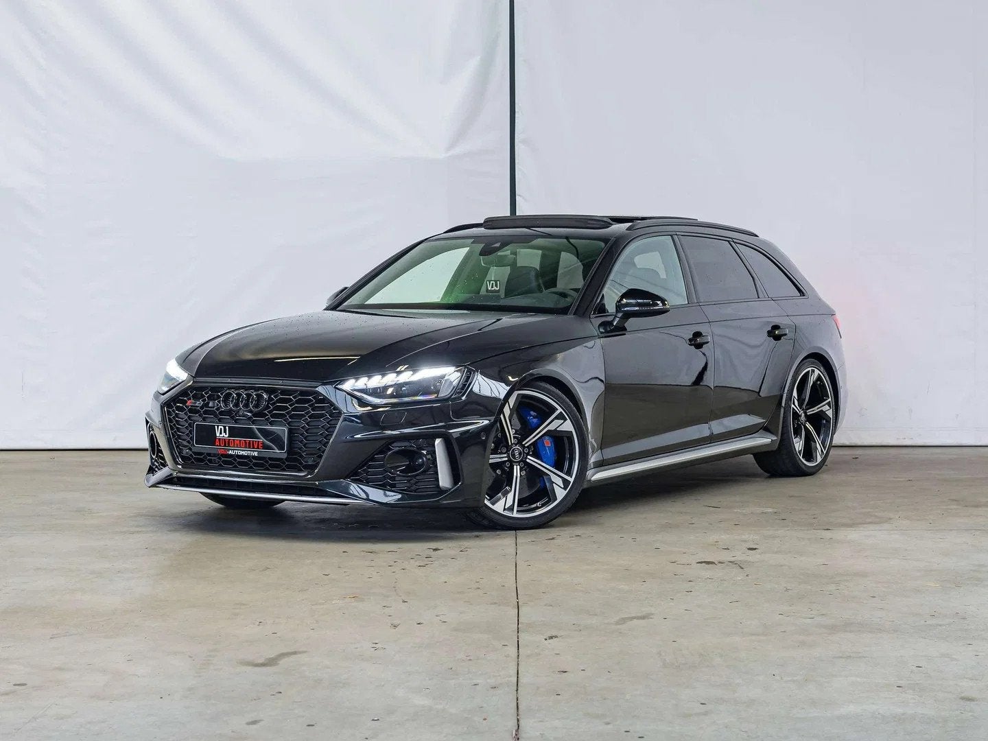 Audi RS4 QUATTRO|CERAMIC|CARBON|360|B&O|PANO|ALCANTARA|, Auto's, Automaat, Gebruikt, Alcantara, Zwart