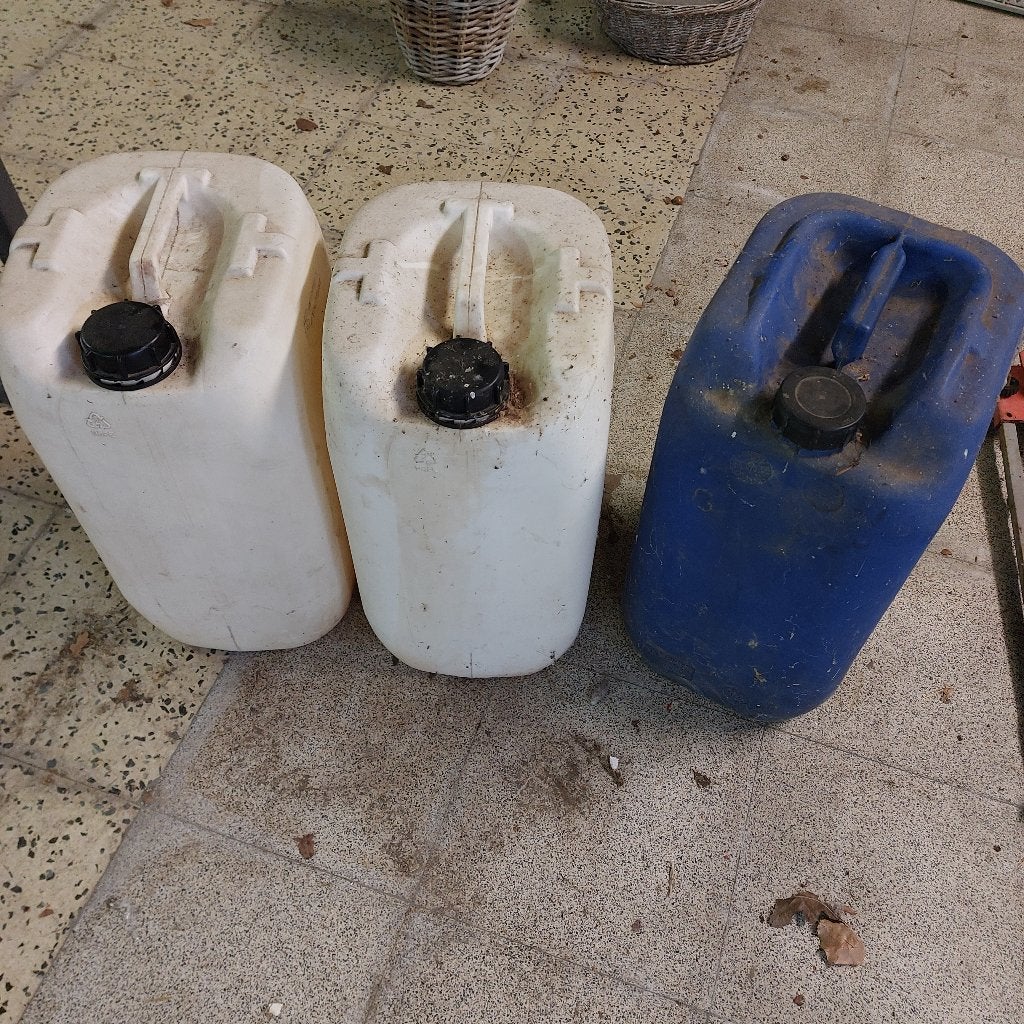 3 jerricans, Enlèvement, Utilisé
