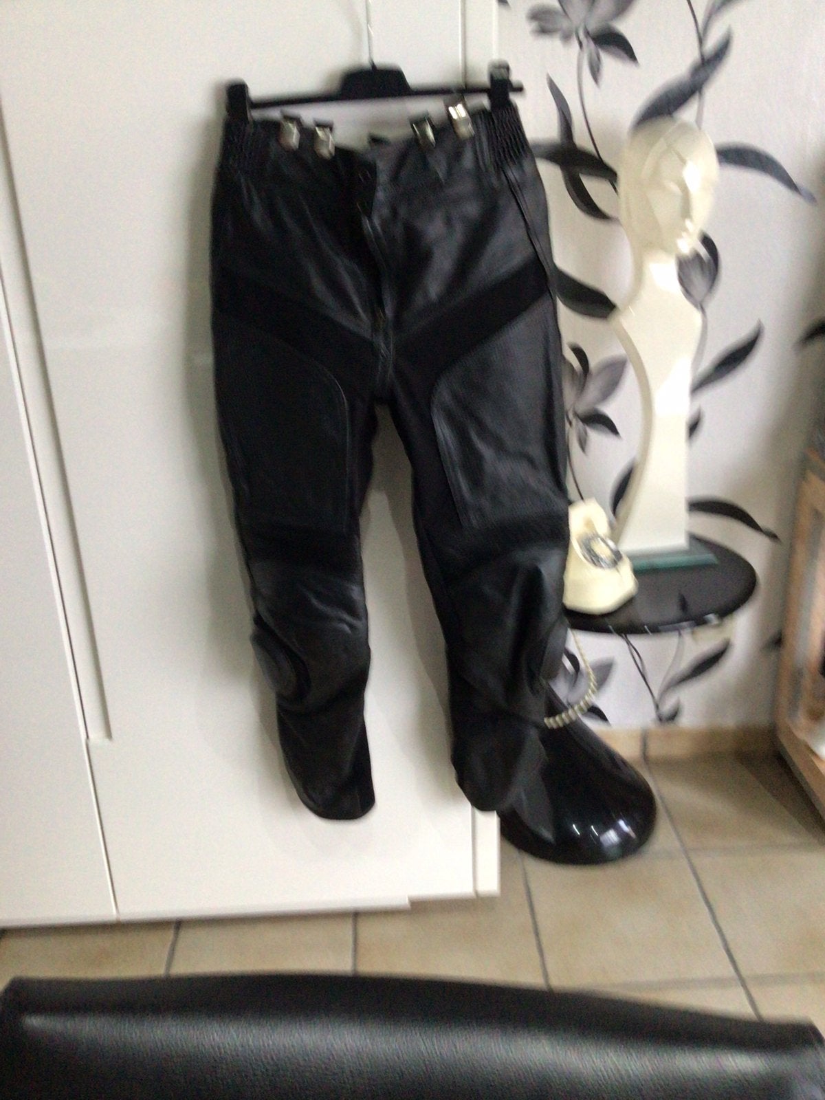 Pantalon cuir moto bretelle protection hanche genoux T M 50€, Motos, Enlèvement ou Envoi, Neuf, sans ticket, Vêtements de motocross