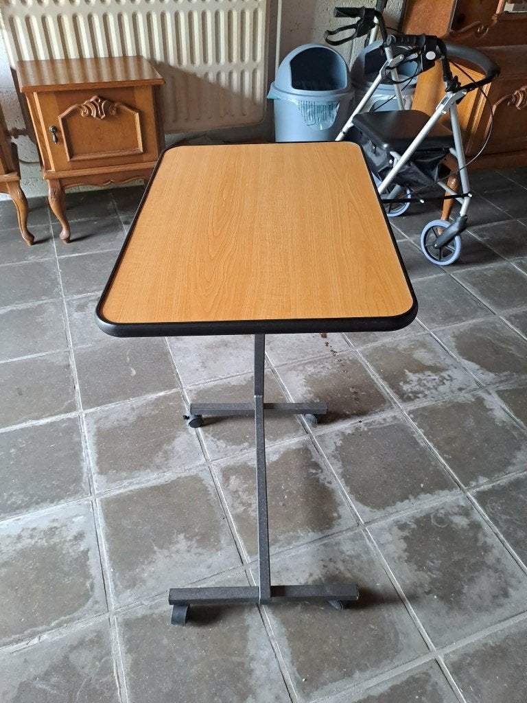 Table d'appoint réglable en hauteur et sur roulettes, Enlèvement, Comme neuf, Rectangulaire