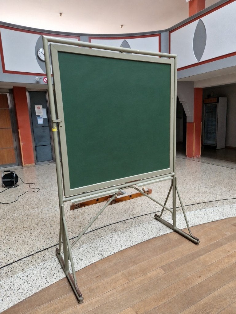 Draaibaar schoolbord op metalen voet, Ophalen, Mobiel, Gebruikt, Krijtbord