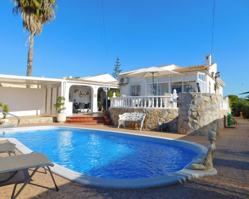 villa proche du bord de mer a vendre en espagne