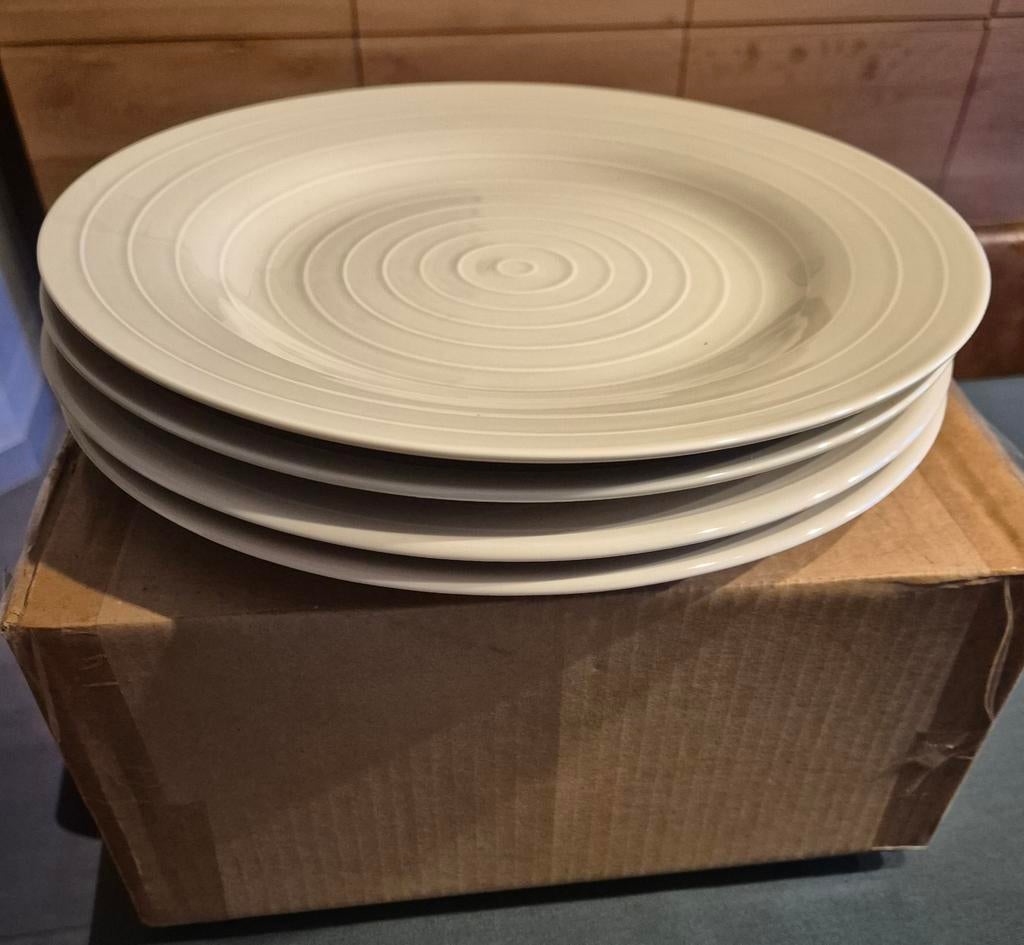 4 grandes assiettes - diamètre 32 cm (extension possible), Maison & Meubles, Cuisine | Vaisselle, Enlèvement, Neuf, Assiettes(s)