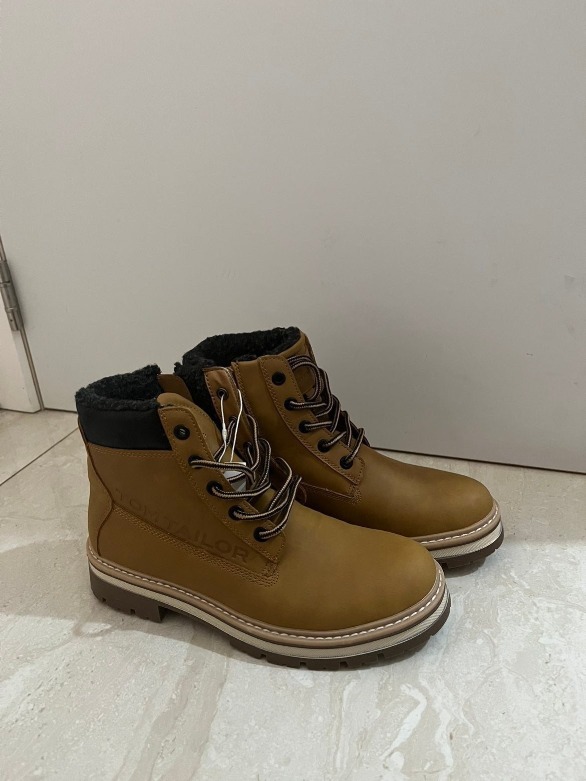 Mannenschoenen, Ophalen