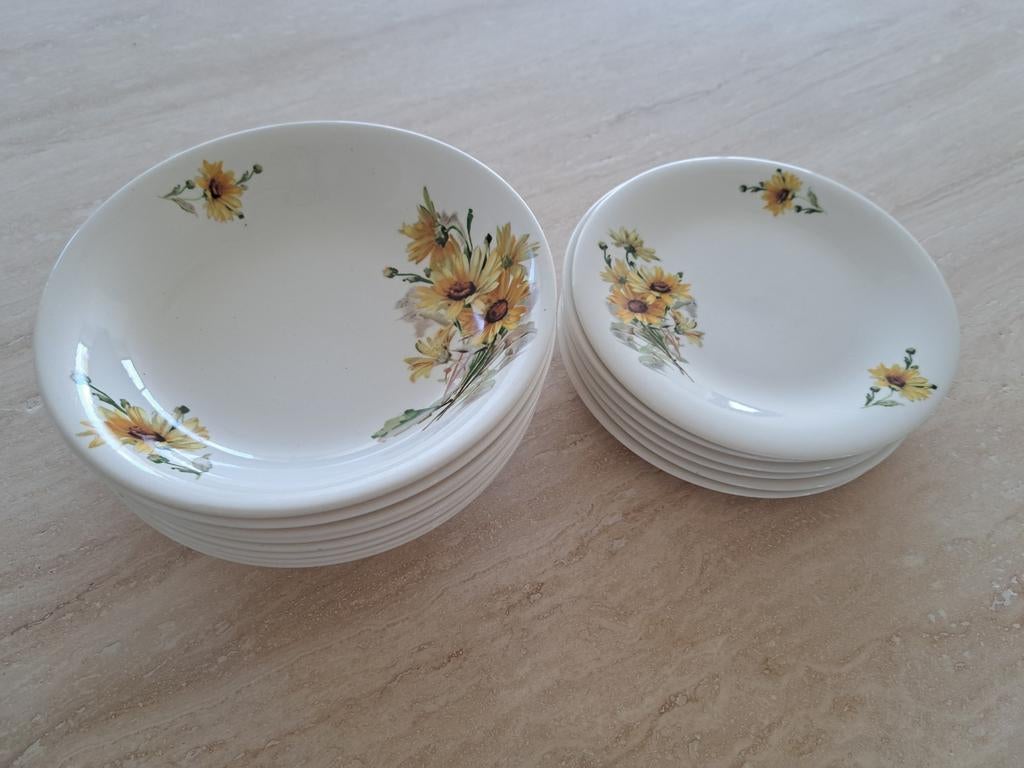 14 borden van Boch met zonnebloemen, Ophalen