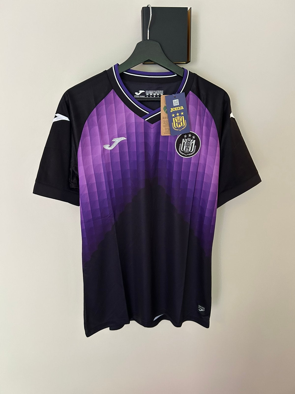 RSC Anderlecht 4th Shirt “Grand Jojo” Tribute 2025/2026, Sports & Fitness, Taille L, Enlèvement ou Envoi, Neuf, Maillot