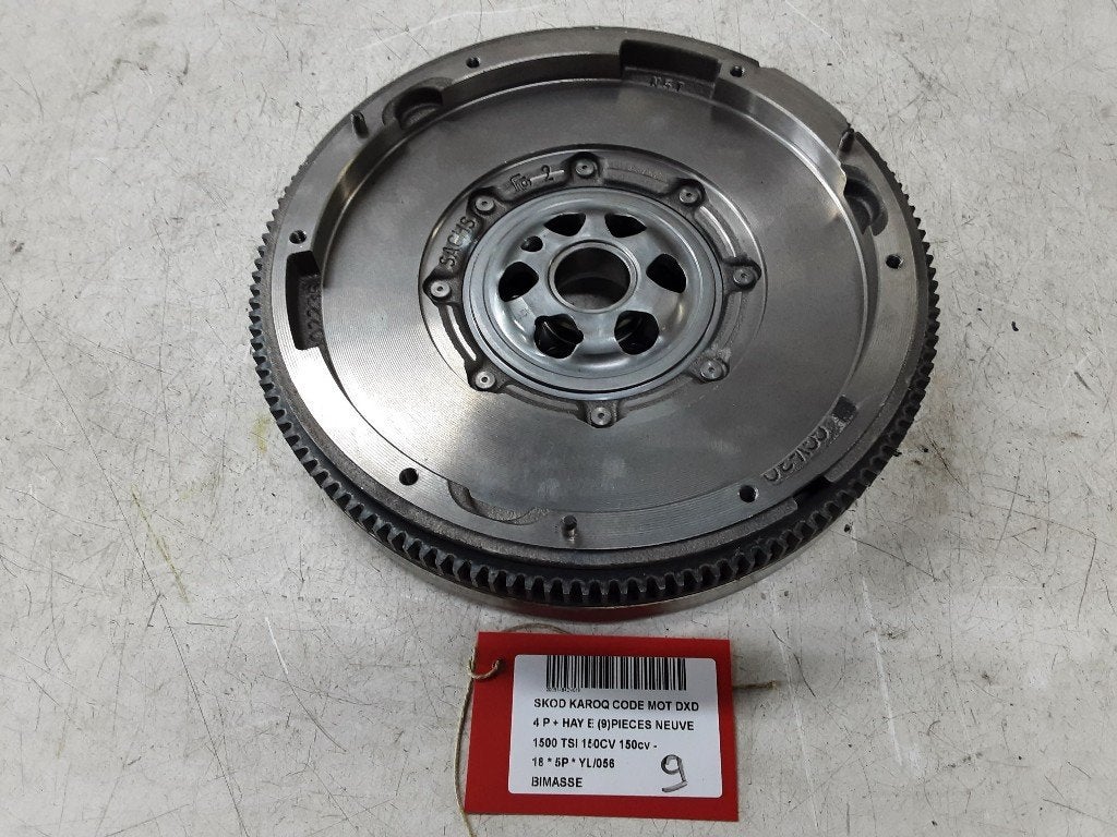 VOLANT MOTEUR BI-MASSE Skoda Karoq (01-2017/-) (05E105266B), Mevr. I. Hauben, Utilisé, Skoda, Rue de l'Espoir 34 34
4030  GRIVEGNÉE, BE