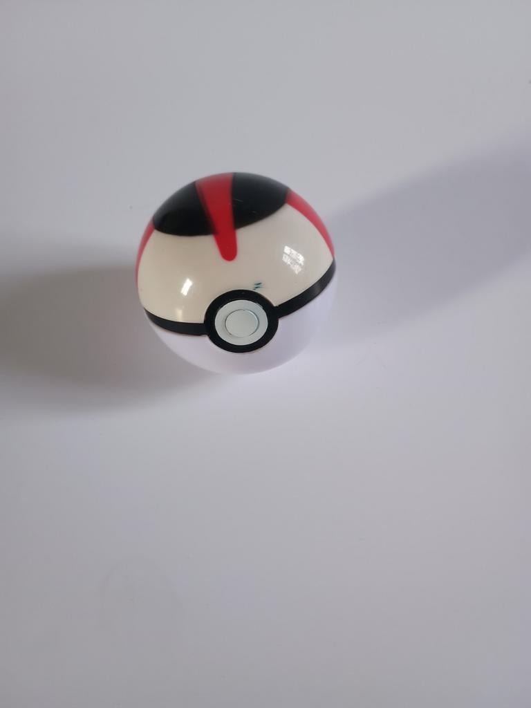 Pokémon bal + Pikachu, Verzamelen, Ophalen of Verzenden, Zo goed als nieuw, Figuurtje