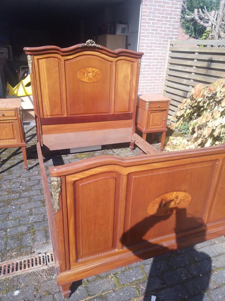 Lit ancien avec les mêmes tables de chevet faites à la main, Enlèvement